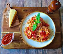 Спагетти в томатном соусе