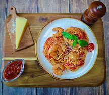 Спагетти в томатном соусе с креветками