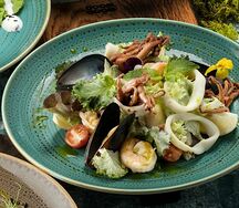 Тёплый салат с морепродуктами