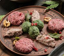 Пхали из шпината, свеклы и фасоли