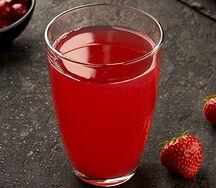 Напиток ягодный из малины, клубники и клюквы