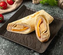 Ролл с ветчиной, чеддером и омлетом