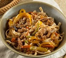 Рисовая лапша «вок» с курицей и овощами