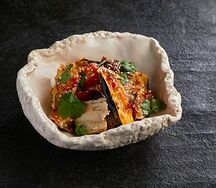 Салат с хрустящими баклажанами и цыпленком