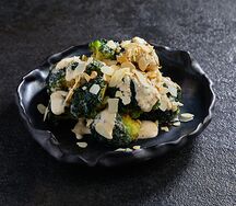 Брокколи в орехово-кунжутном соусе с миндалем