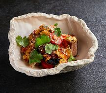 Салат с хрустящими баклажанами и рваной свининой