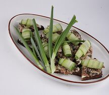 Закуска со шпротами