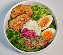 Боул куриный кефтедес, огурец, киноа
