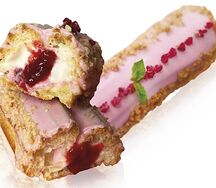 Эклер с малиной