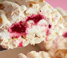 Меренговый рулет с малиной