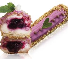 Эклер с ежевикой
