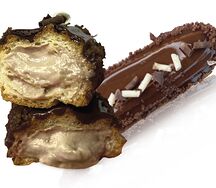 Эклер с шоколадом