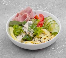 Салат с ветчиной и омлетом