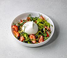 Салат мини-буррата с клубникой