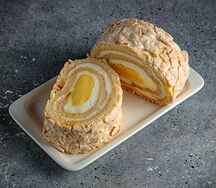 Рулет меренговый с манго