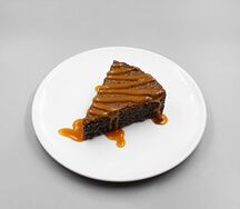 Пирог маковый с карамельным соусом