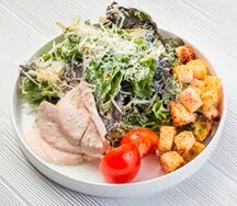 Салат Цезарь с курицей