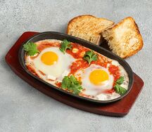 Яичница Шакшука с беконом