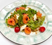 Лосось с персиком