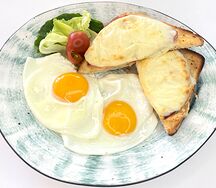 Глазунья с тостами и ветчиной