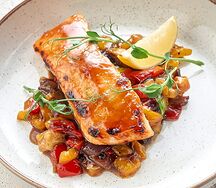 Лосось с овощным миксом и соусом терияки