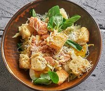 Салат с копченым лососем и авокадо