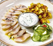 Селёдочка с битыми огурцами и картофелем