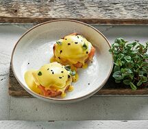 Бриошь с лососем и яйцом пашот