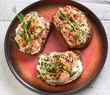 Брускетта с лососем и авокадо