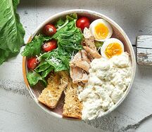 Цезарь с куриной грудкой и муссом Пармеджано