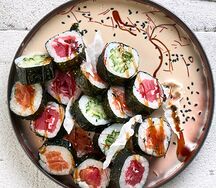 Хосомаки микс с соусом рони