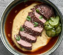 Томленая говяжья грудинка с пюре из чеддера и картофеля