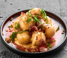 Сырные шарики с сырным соусом и беконом