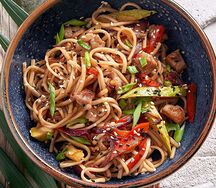 Вок с курицей в кисло-сладком соусе