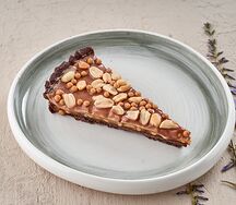 Тарт сникерс с соленой карамелью