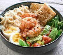 Цезарь с креветками и муссом пармеджано