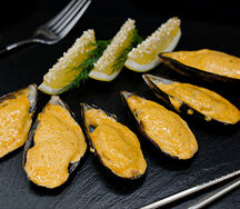 Мидии, запеченные под спайси-соусом