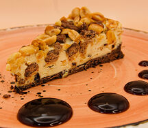 Чизкейк карамельный с арахисом