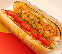 Хот-дог с креветками и крабом