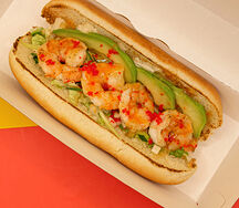 Хот-дог с креветками и авокадо