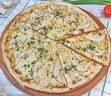 Пицца с грушей и горгонзолой