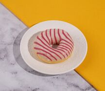 Донат Малиново-сливочный