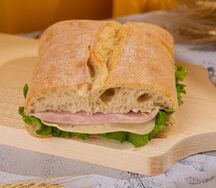 Сэндвич с ветчиной и сыром на чиабатте