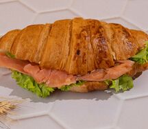 Круассан с красной рыбой и сливочным сыром
