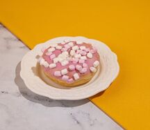 Донат розовый с маршмэллоу