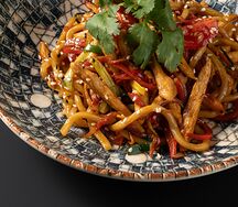 Лапша с курицей в соусе терияки