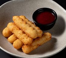 Сырные палочки с брусничным соусом