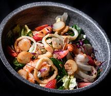 Тёплый салат с морепродуктами