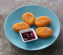 Жареный сыр с малиновым соусом