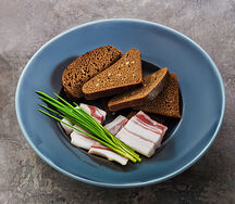 Сало с бородинским хлебом